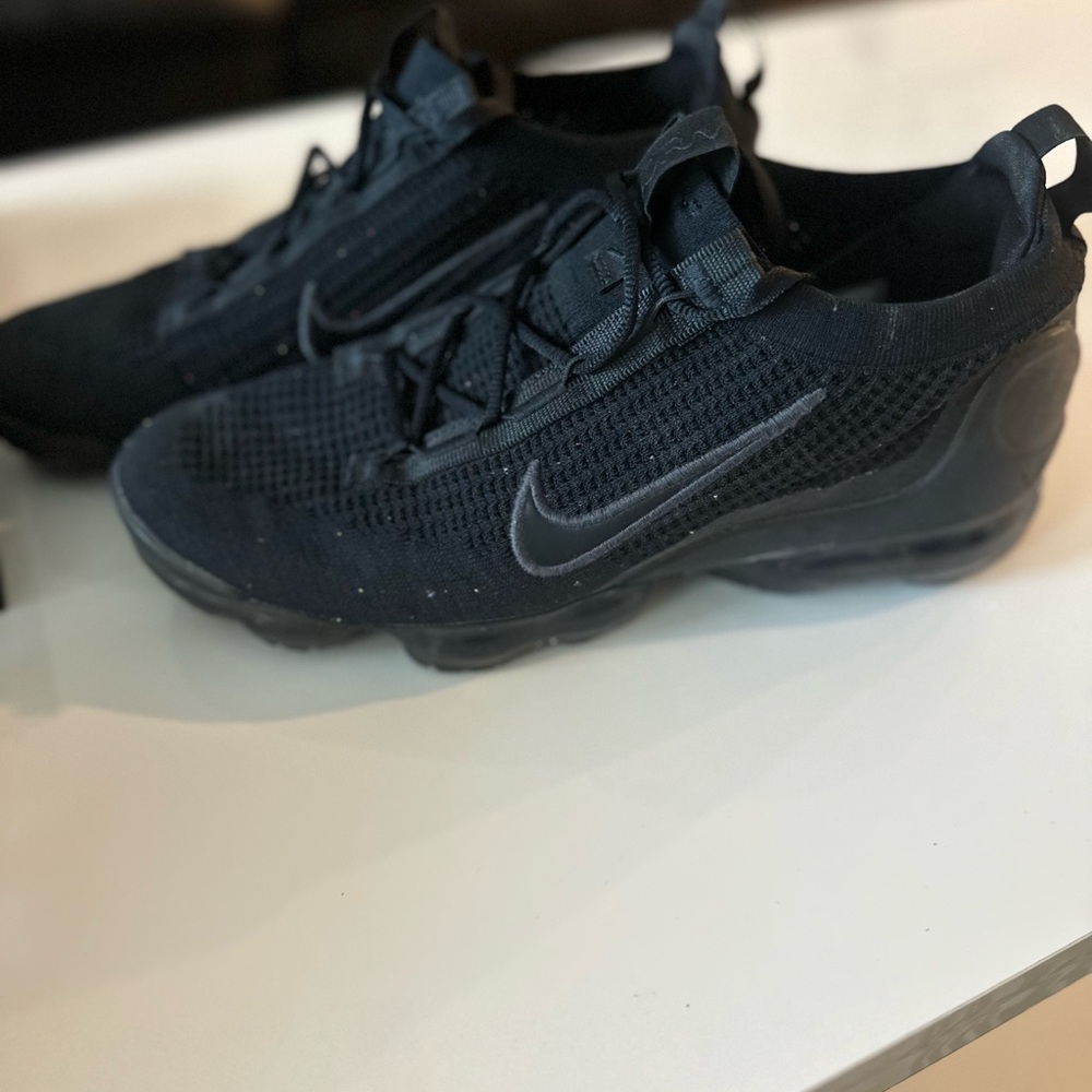 Nike VaporMax FlyKnit Black Sneakers with Sleek Knit Design